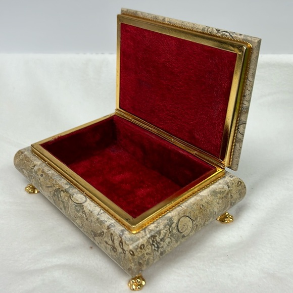 - Vintage heavy marble jewelry/snuff box with gold tone accents and red l… - Picture 3 of 10